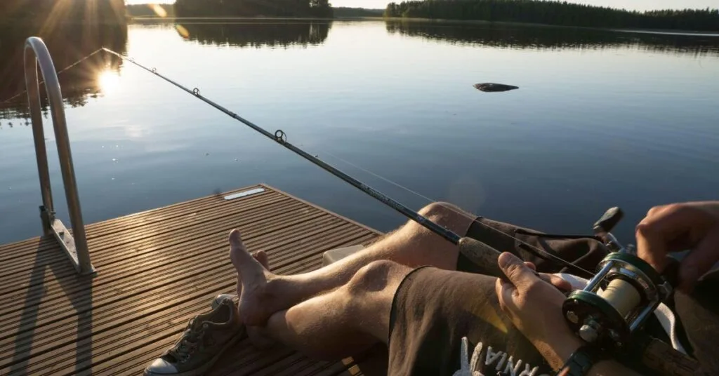 Florida Fishing Trip – Best Budget Charters for First-Time Anglers A man tries to catch fish on a Florida fishing trip